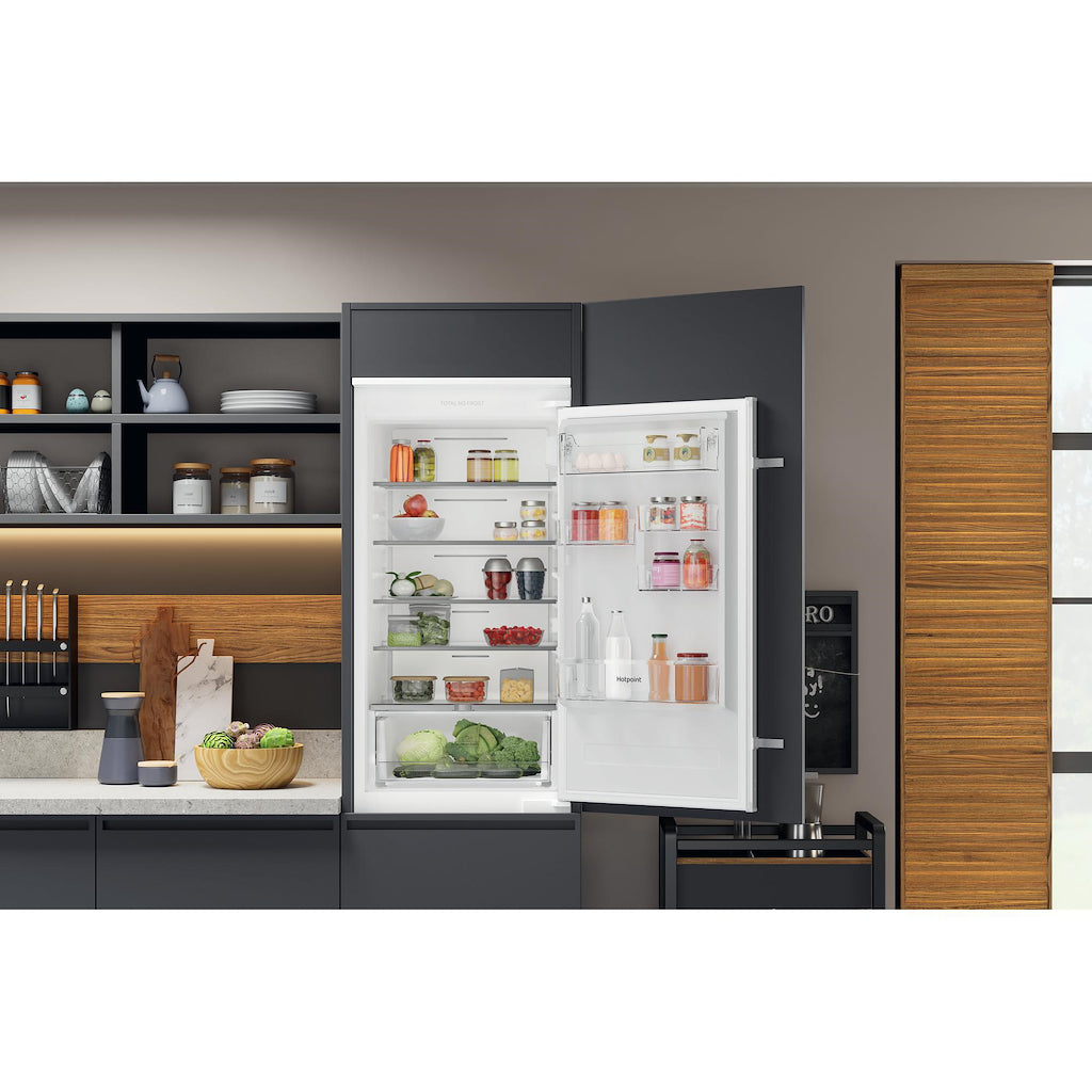 Hotpoint HTC18 T311 UK Integrated Fridge Freezer