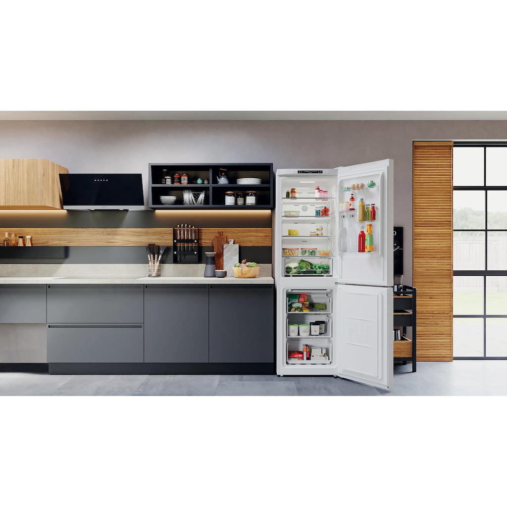 Hotpoint H7X83AW Freestanding Fridge Freezer
