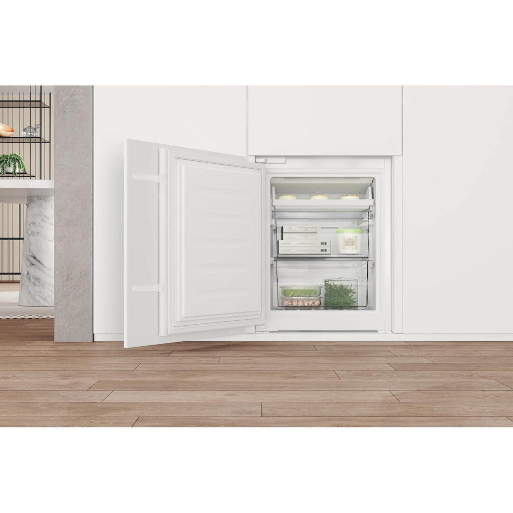 Whirlpool WHC18T111UK 70/30 Integrated Fridge Freezer